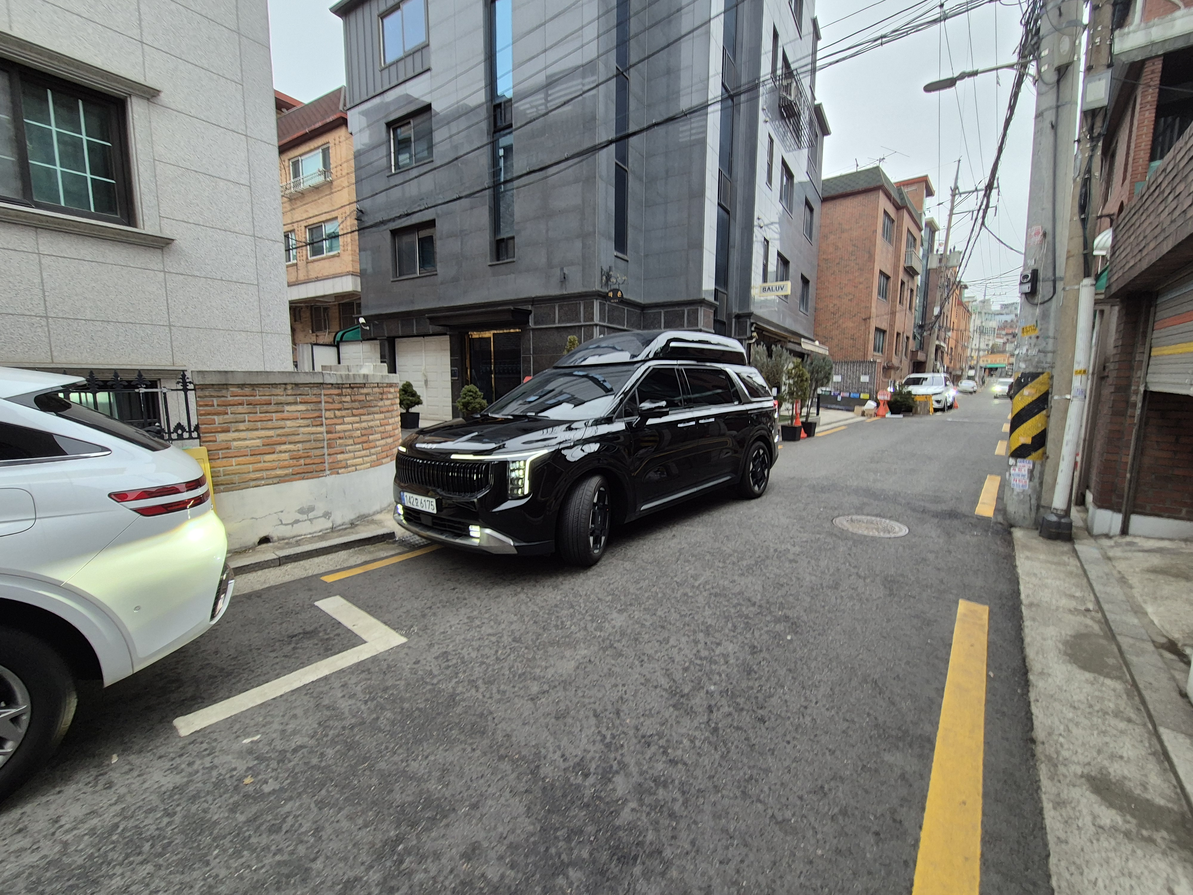 광고주 의전이 포함된 촬영 일정에서 대기 중인 촬영차량