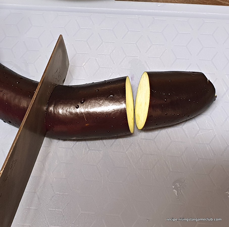 가지 볶음에 들어갈 가지를 7cm~8cm 크기로 자르는 사진