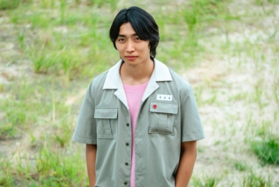 야외에서 징빌 머리를 하고 있는 드라마 소년시대에서 유승호 역을 연기하는 배우 서동규