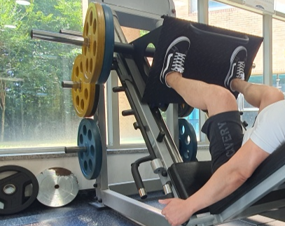 레그프레스머신-운동하는사람