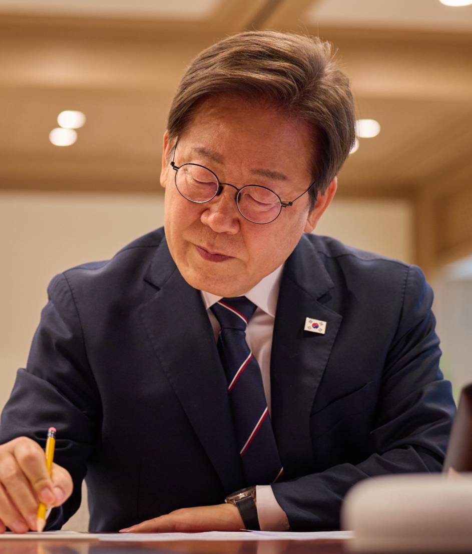 이재명 대통령 직무 긍정 평가 64%…취임 20일 만에 지지율 상승