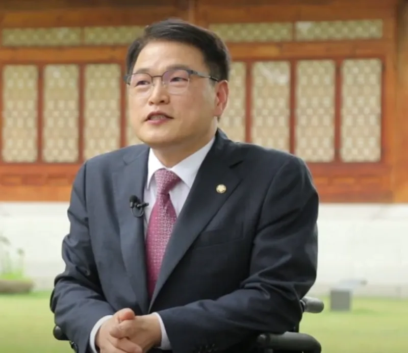 국회의원 인터뷰 사진53.webp