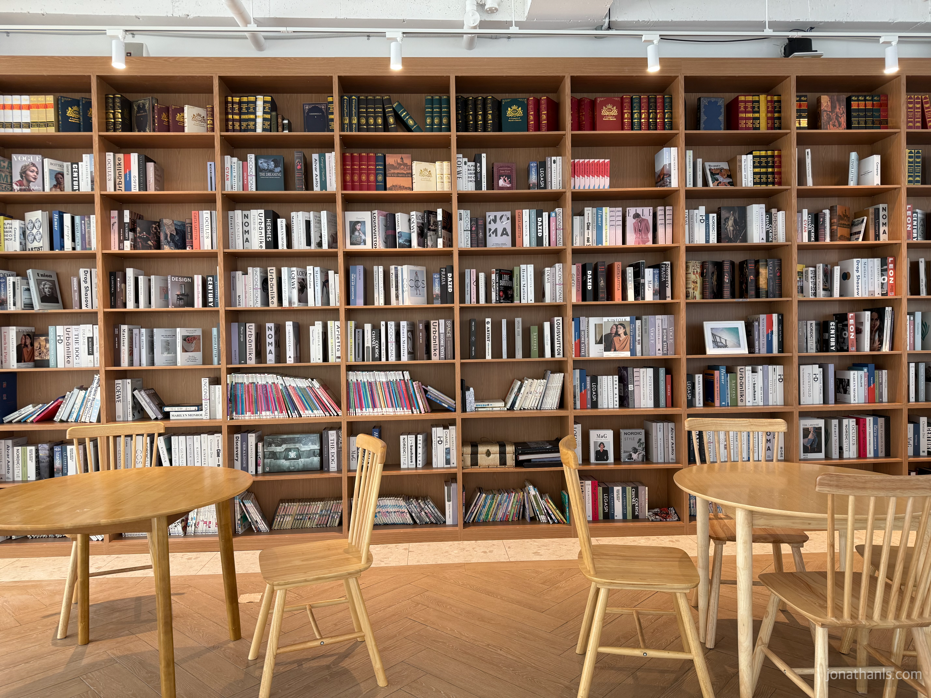 용인 신봉동 몬스마리 베이커리 카페 2층 실내 공간