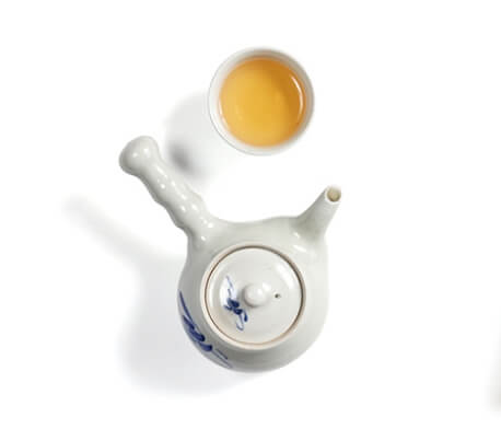 차 주전자와 사물다가 담긴 잔