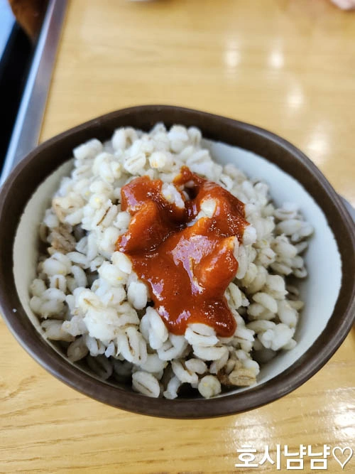 고추장과 참기름을 넣고 비빈 맛있는 보리밥 한 그릇