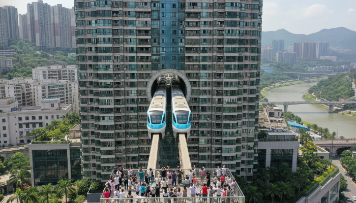충칭 리지바 역에서 아파트 건물 내부로 들어가는 모노레일의 경이로운 모습