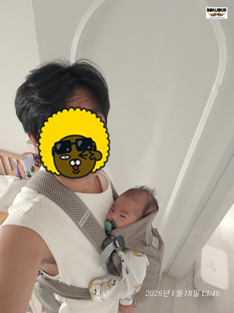 거울 앞 아빠와 둘째 아기