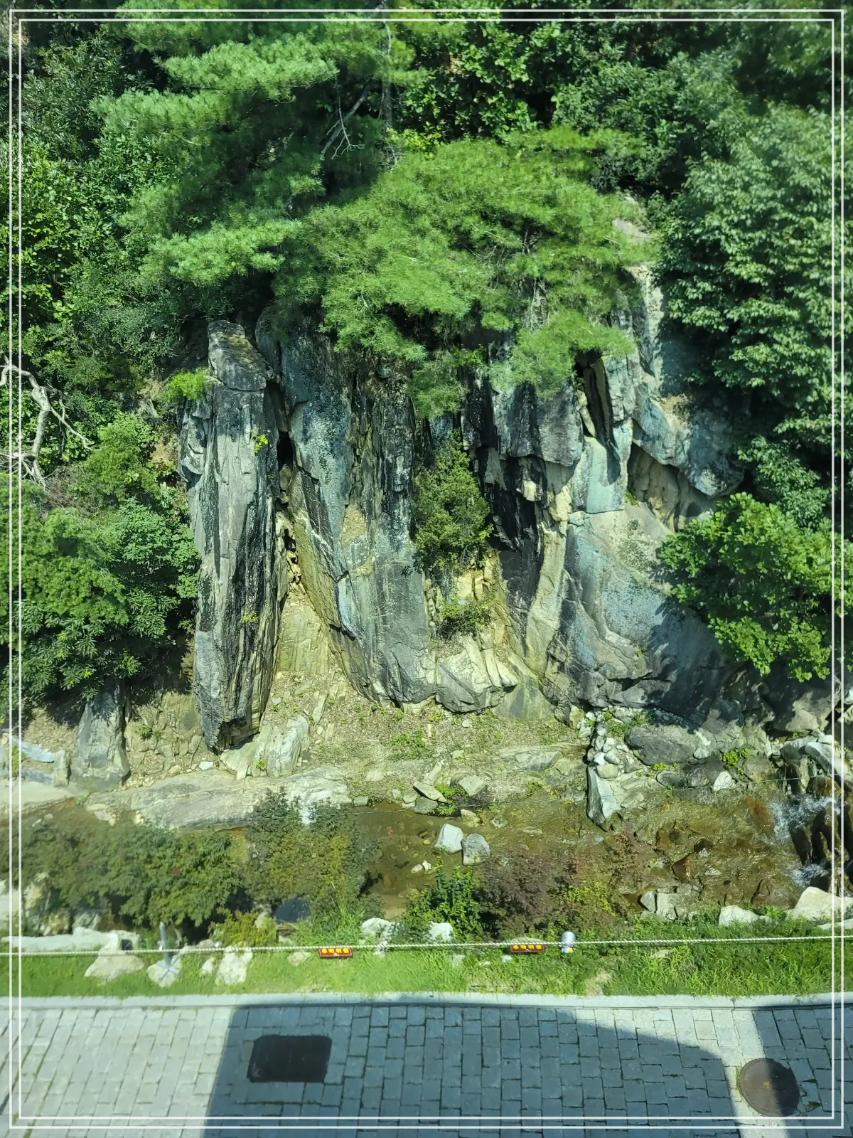 모노레일-왼쪽-기암괴석