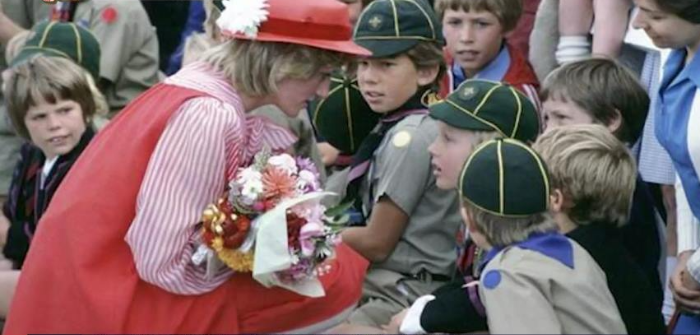 무릎을 굽혀 눈높이를 맞추고 대화를 나눈 다이애나 비