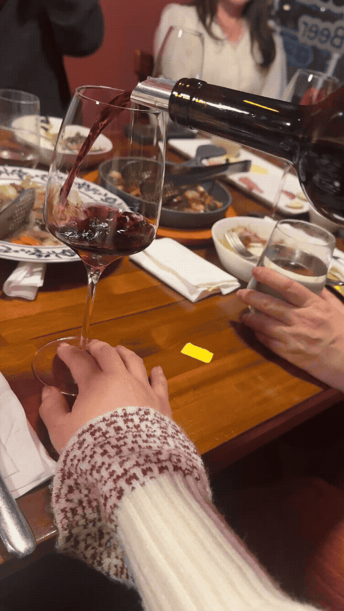 생활소믈리에 기수 송년회에서 레드와인을 따르며 마무리하는 성수 와인 모임