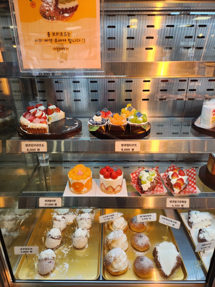 매장 안 크림류 빵 냉장고