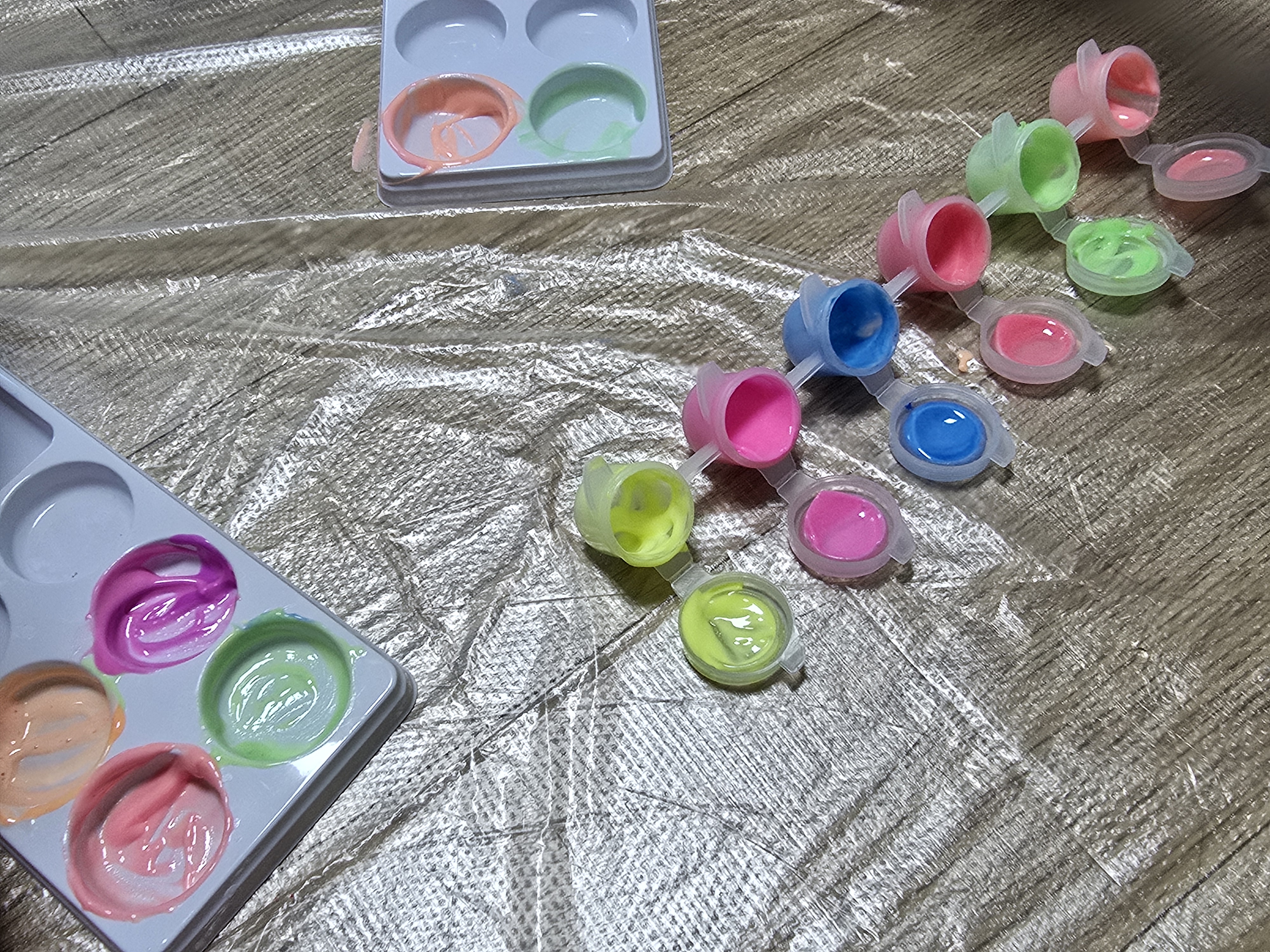 물감과 덜어쓰는 팔레트 사진