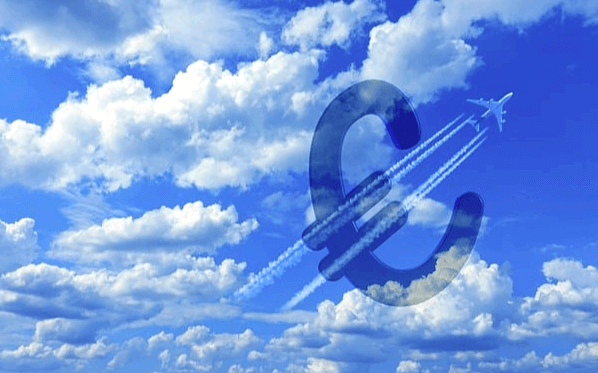 파란 하늘에 하얀 구름이 가득하다. 작은 제트 비행기가 빠르게 하늘 높이 오르면서 비행하고 있다.