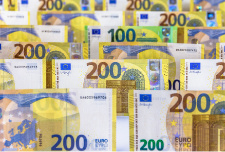 미국 달러 200달러 지폐들이 다발로 묶인 이미지