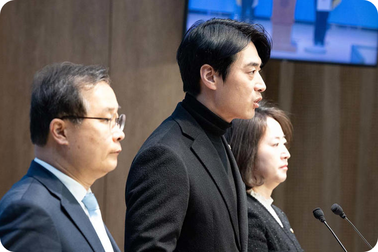 한준호 더불어민주당 정치검찰 조작기소대응특별위원회 위원장을 비롯한 소속 의원들이 16일 서울 여의도 국회 소통관에서 대장동 사건 정영학 녹취록 조작 정치검찰 규탄 기자회견을 하고 있다. 왼쪽부터 이건태 의원, 한 위원장, 이주희 의원. [사진= 뉴스1]