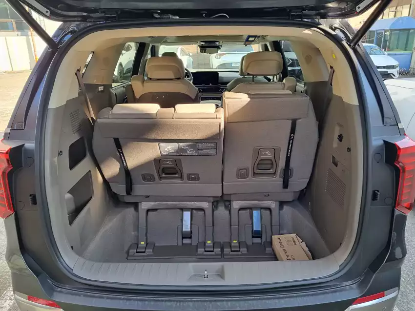 3열 시트를 펼친 더 뉴 카니발의 적재공간은 이렇습니다.