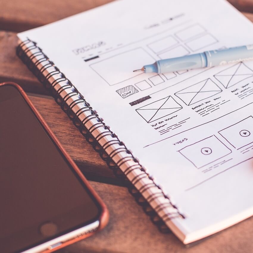 노트에-무언가-디자인하는-사진