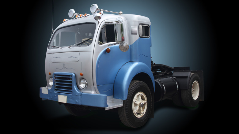 1950년대 트럭 디자인, 현대 트럭과의 차이 - 맥 B61 트럭의 크롬 장식 헤드 오너먼트