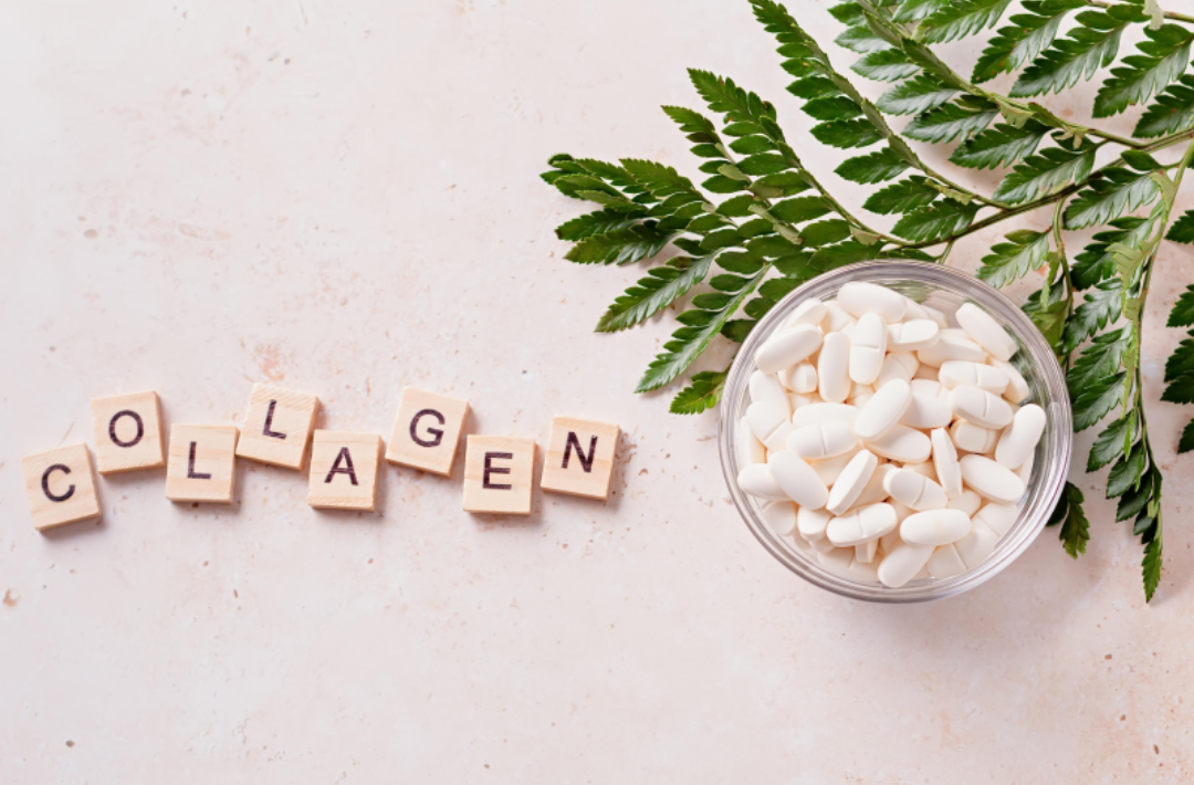 퍼즐로 콜라겐이라고 써있고 옆에 영양제가 담겨있다.