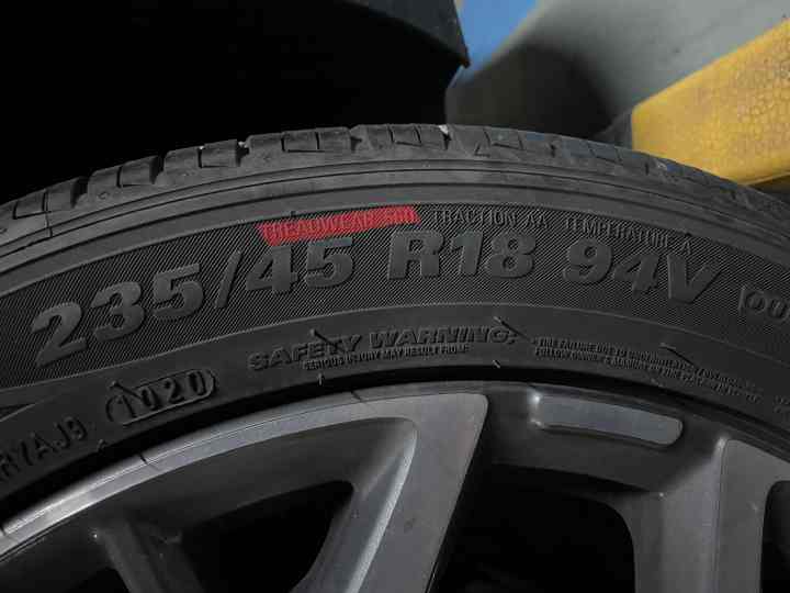 타이어에서 트레드웨어가 명시된 위치를 보여주는 사진입니다.