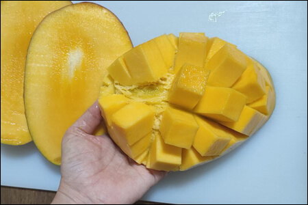 칼집 낸 망고를 뒤집기