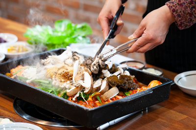 버섯을 잘라주는 모습