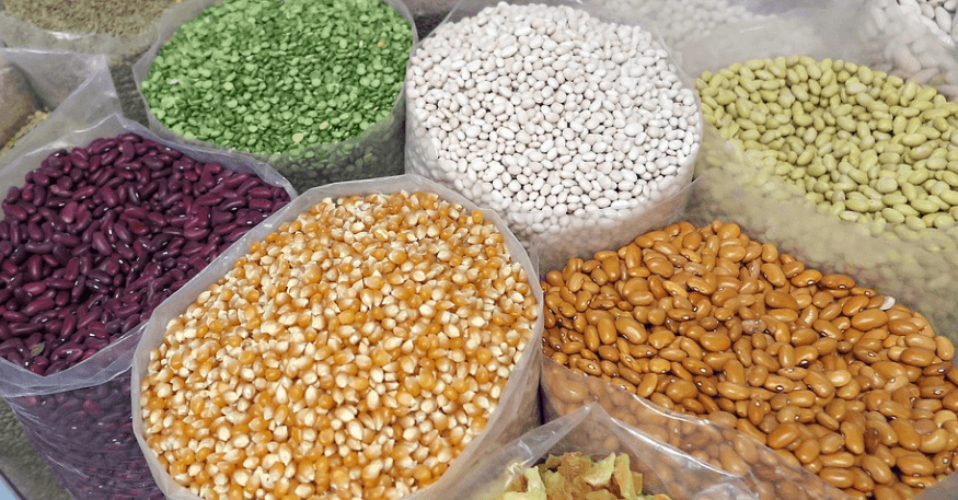 신장에 안 좋은 음식 인 여러 가지 곡식이 비닐 봉투에 담겨 있다