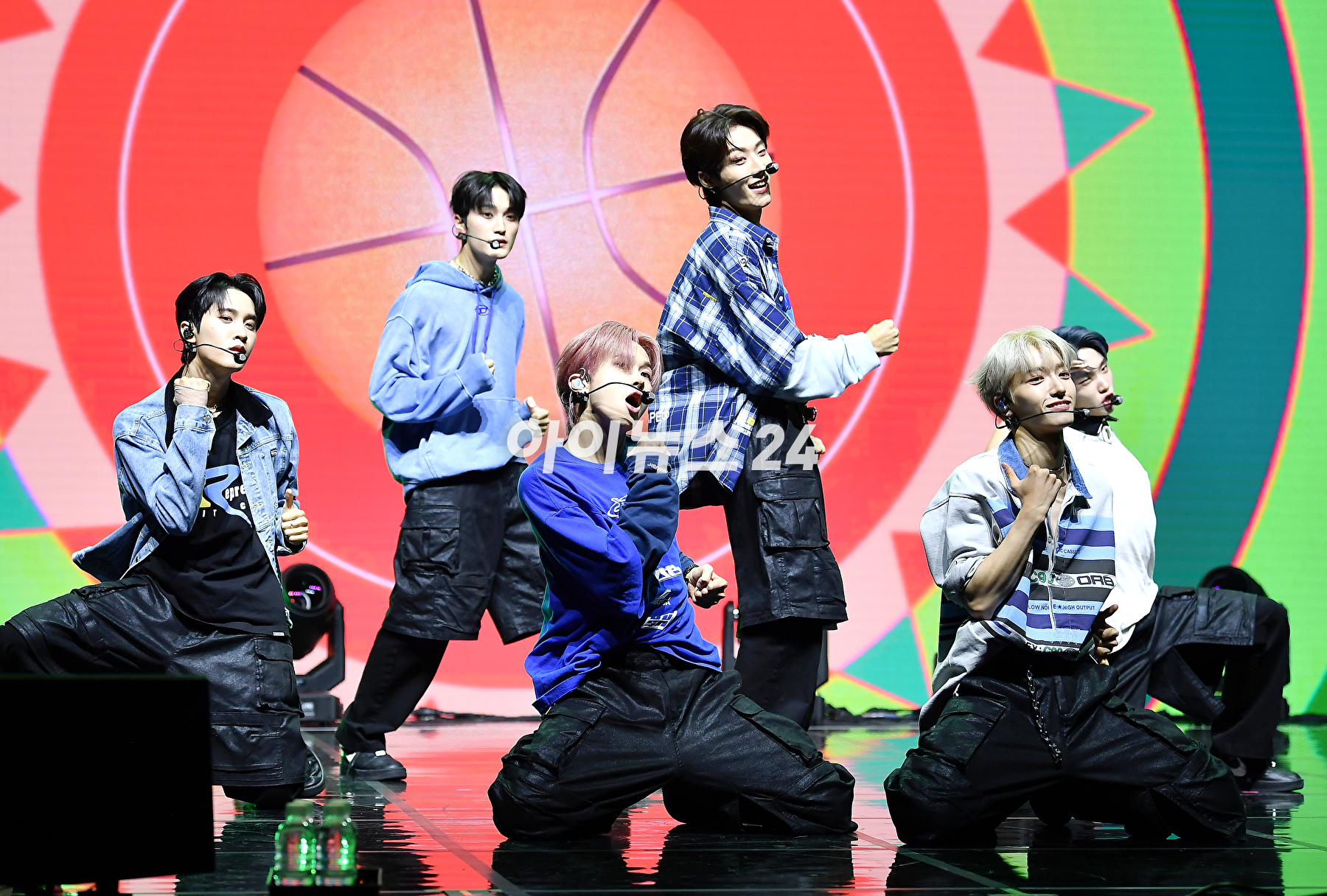 그룹 미래소년이 19일 오후 서울 서대문구 신촌캠퍼스백주년기념관 콘서트홀에서 열린 미니 5집 'Boys will be Boys' 발매 기념 쇼케이스에서 무대를 선보이고 있다. [사진=곽영래 기자]