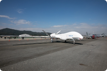 야외 전시장에 전시중인 흰색 항공기