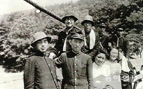 윤동주 마지막 사진 1943년 (가운데 앞)