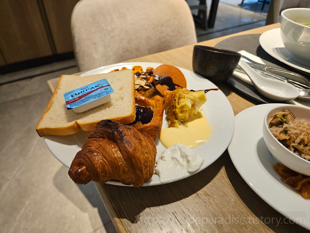 ํธํ
์ฌ์ง