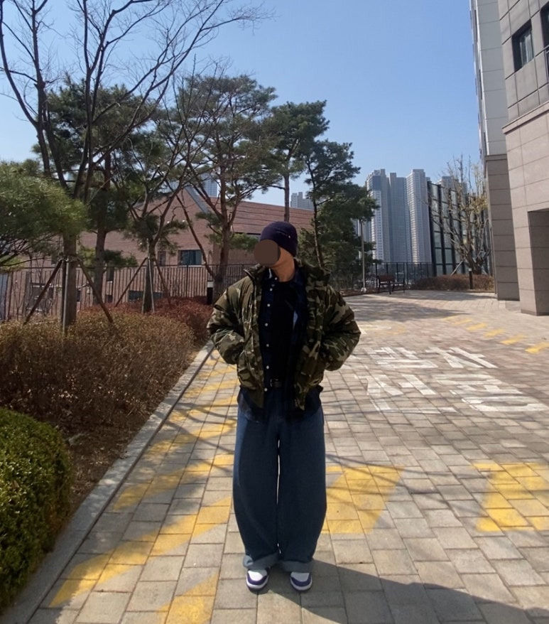 데일리룩('26.3.21.)칼하트 비니, 파르티멘토 카모점퍼 패딩, 어반드레스 블루체크셔츠, 무신사스탠다드 티셔츠, 그리너리크리드 데님팬츠, 유니클로 벨트, 나이키 덩크로우 콩코드