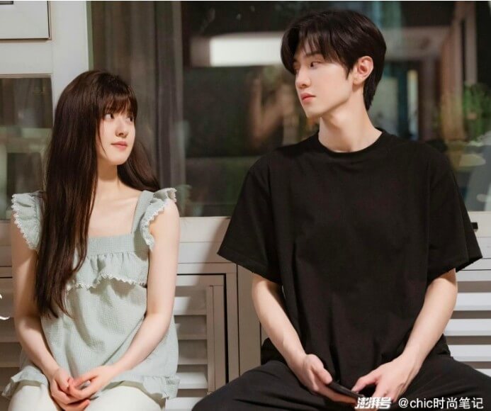 앉아서-서로-바라보는-남녀배우