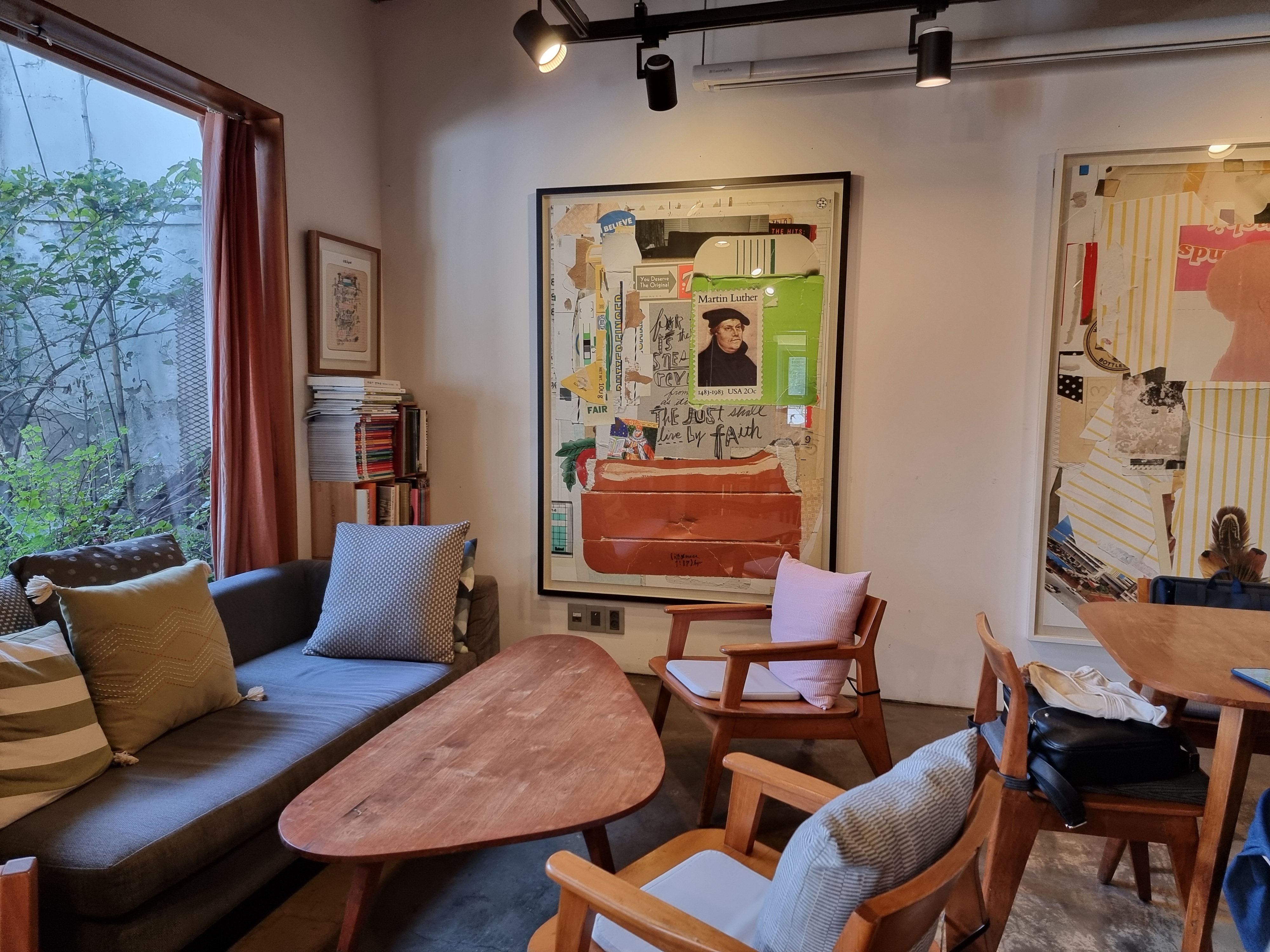 카페-내부-소파-테이블-벽면-대형-작픔-액자