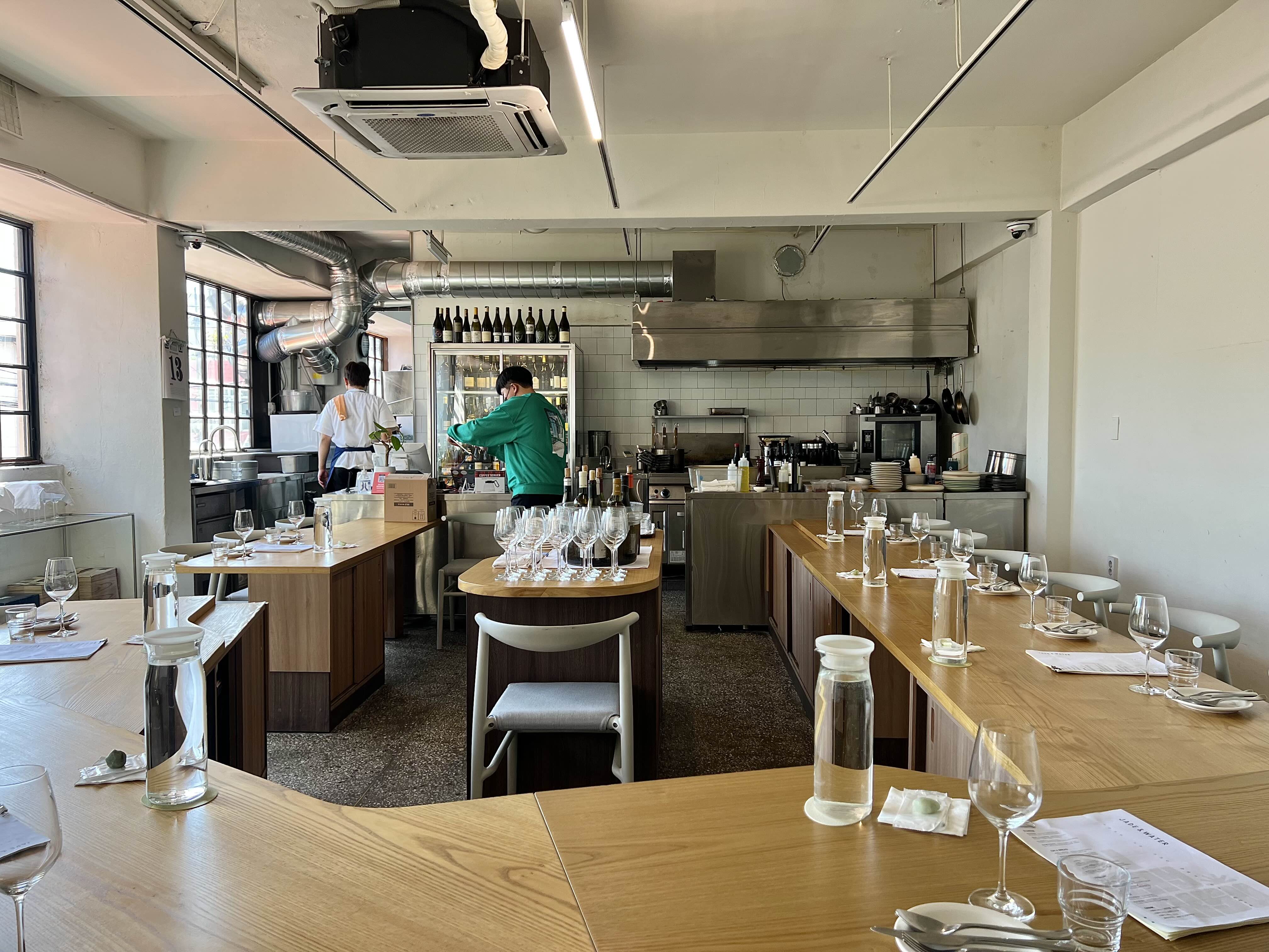 채광 좋은 와인바 옥앤수