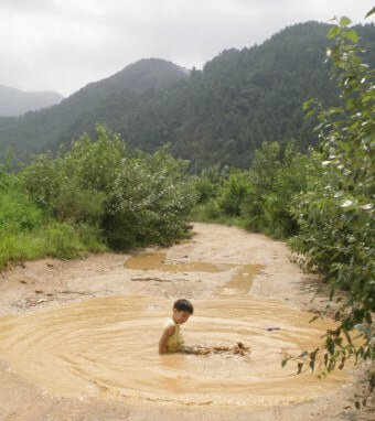계곡-흙탕물에-들어가-놀고있는-모습