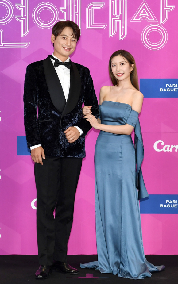 &#39;동상이몽2-너는 내운명&#39; 이지훈-아야네 부부가 18일 진행된 2021 SBS 연예대상 시상식 포토월 행사에 참석해 포즈를 취하고 있다. [사진=SBS]