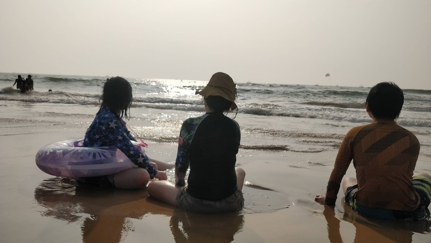 저희 가족입니다. 고아의 비치에서 떨어지는 해를 기다리고 있네요.