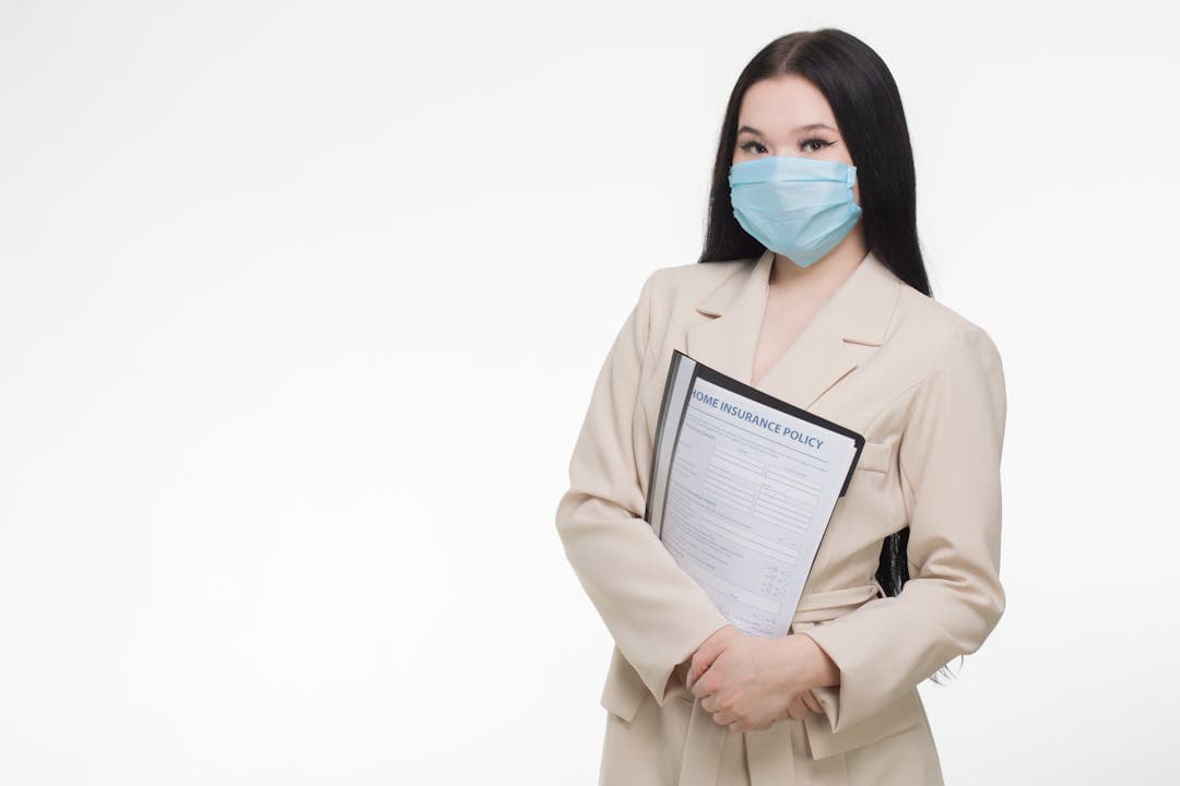 건강보험 증서를 들고 있는 여성&amp;#44; 환급금 안내 중