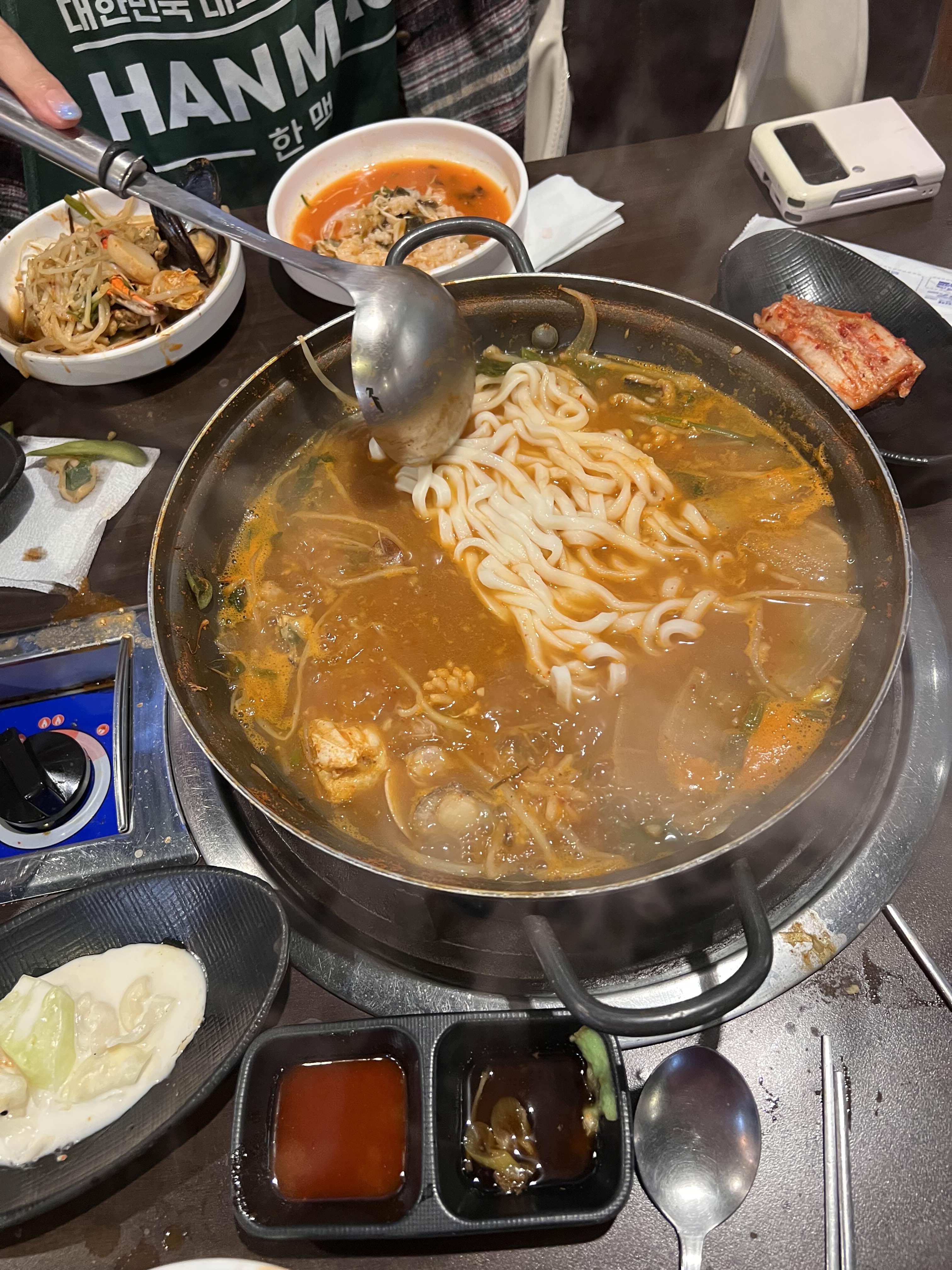 명품해물탕 칼국수 투척