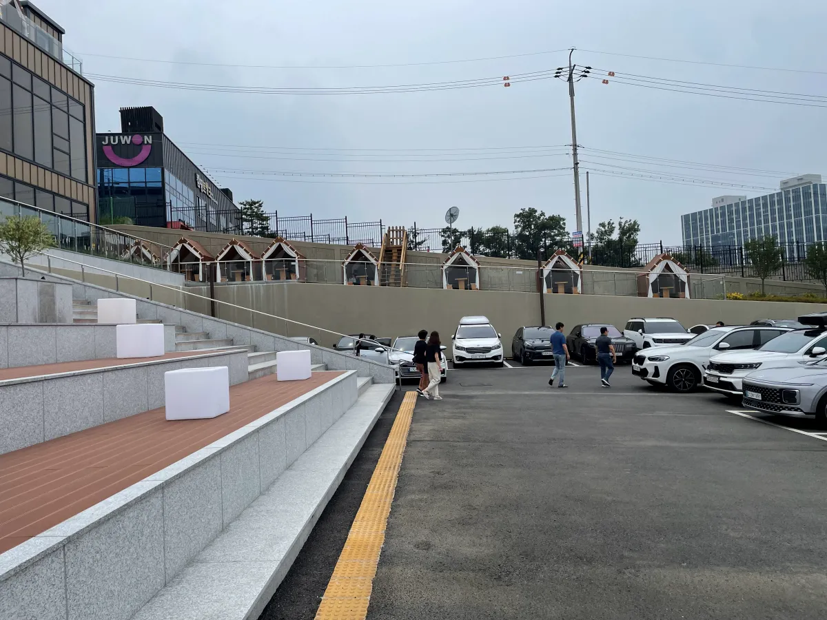김포-대형카페-라데아-입구-방갈로