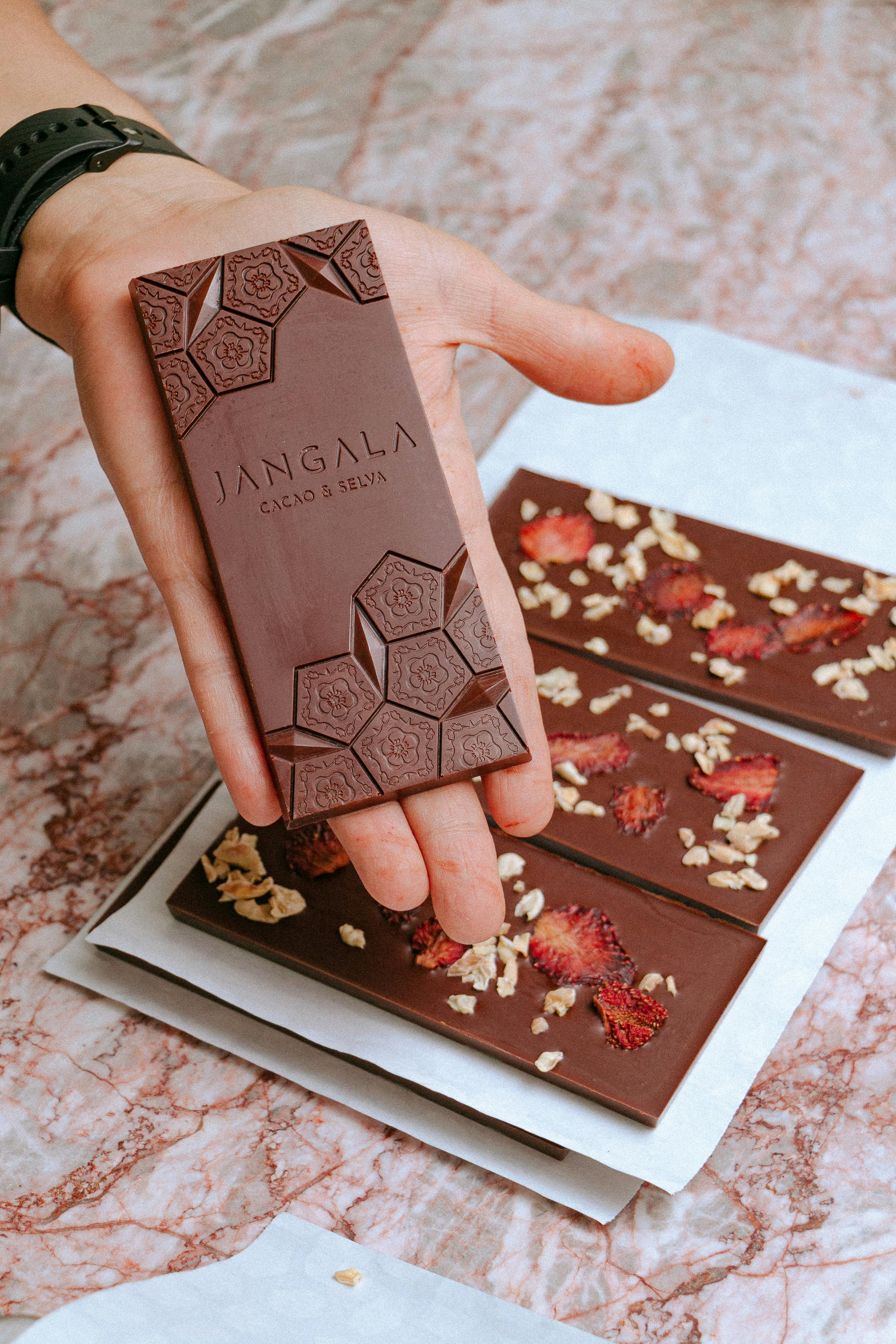 토핑한 초콜릿 잘라서 손에 든 모습