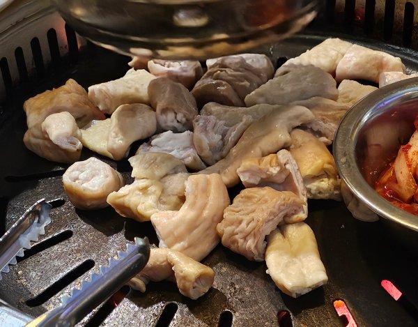 불판에 구워지고있는 막창