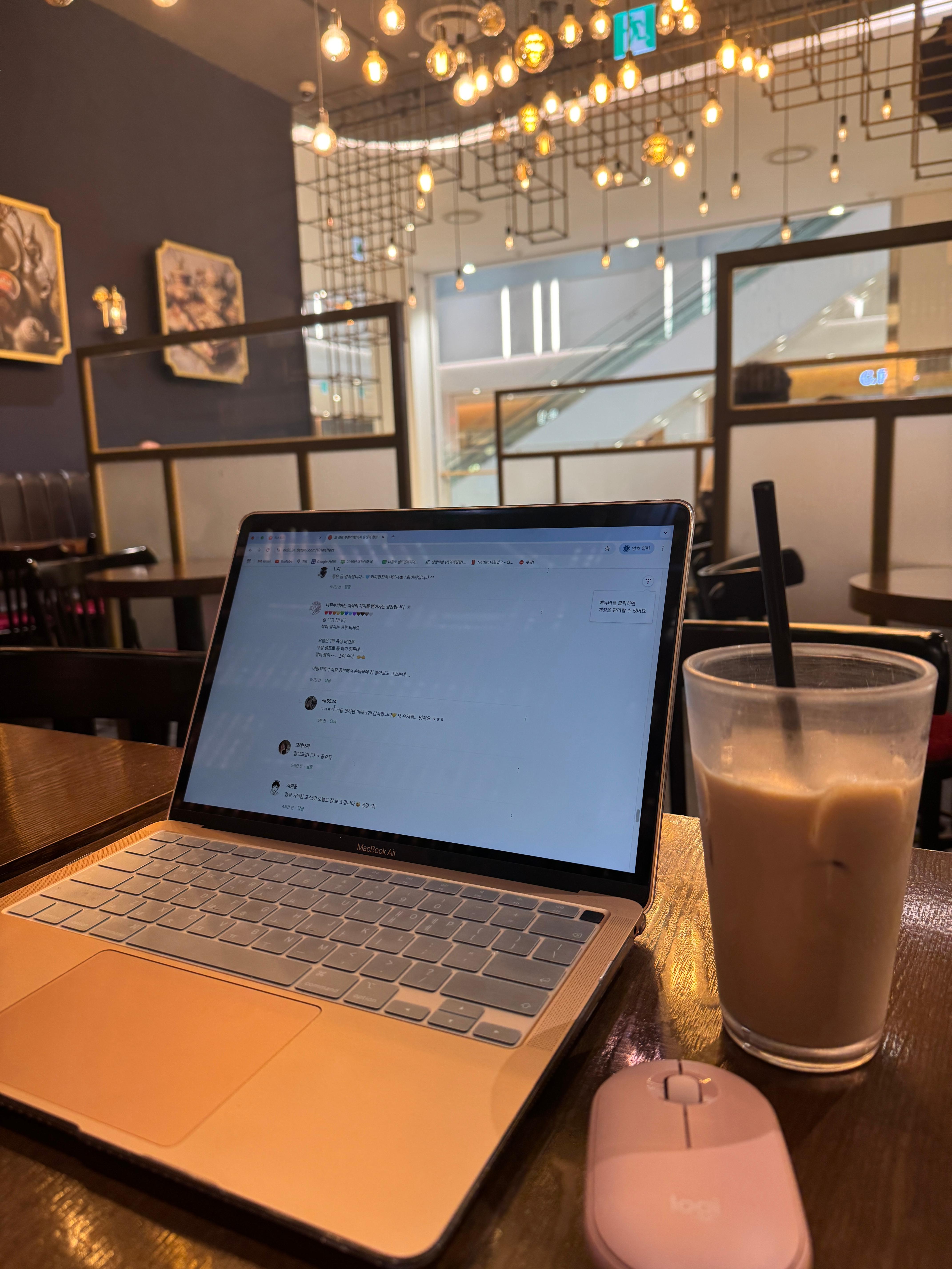 베질루트 카페에서 노트북으로 블로그 작업 중, 로즈골드 맥북과 로지텍 무선마우스, 그리고 아이스 밀크티가 놓인 테이블