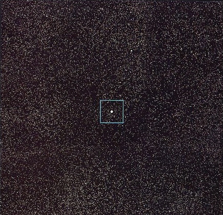 지상 1조(10¹²) 킬로미터 상공에서 바라본 우주 공간. 화면 중앙에는 태양계를 구성하는 타원 궤도들이 매우 작고 조밀한 구조로 묶여 있으며, 중심의 태양은 거의 식별되지 않는다. 이 모든 궤도 구조가 하나의 점처럼 보이고, 배경은 수없이 많은 별들로 빼곡히 채워져 있다. 태양계는 이제 우주의 무수한 별무리 중 하나로 축소되며, 인간 문명의 모든 흔적은 완전히 사라진다.