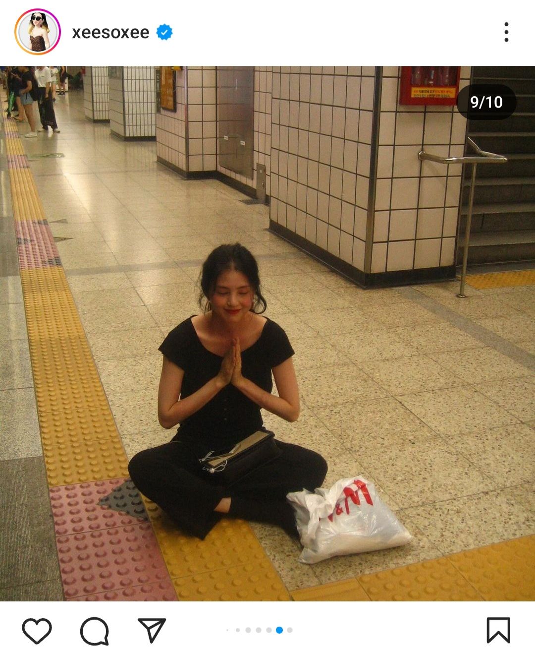 한소희 길바닥 명상 사진