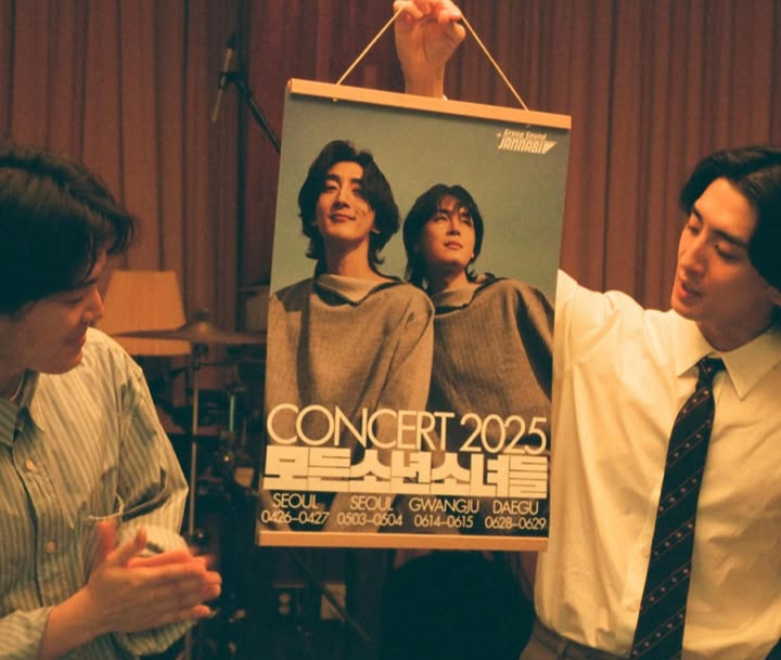 잔나비 2025 콘서트 준비, 공식 포스터를 들고 있는 모습