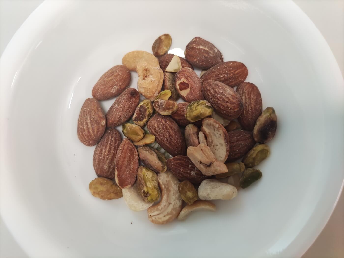 중년 건강을 위한 단백질 간식 무염 견과류 믹스