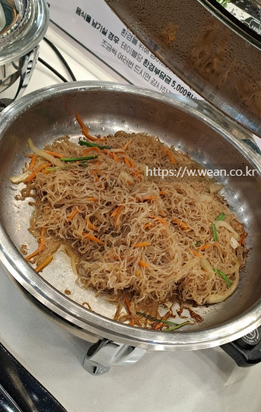 잡채가 진열되어 있어요.