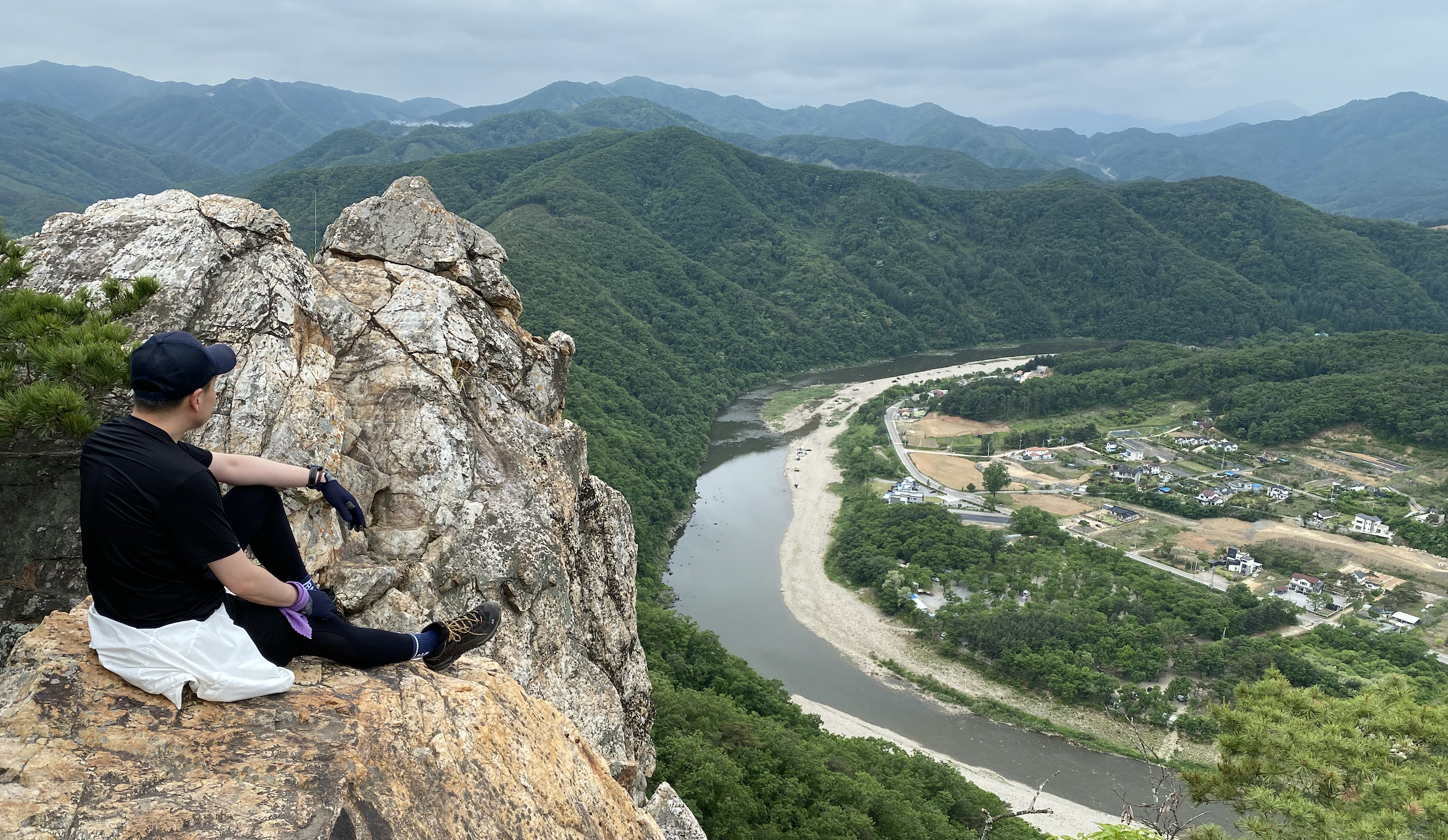 팔봉산과 어우러진 홍천강 풍경